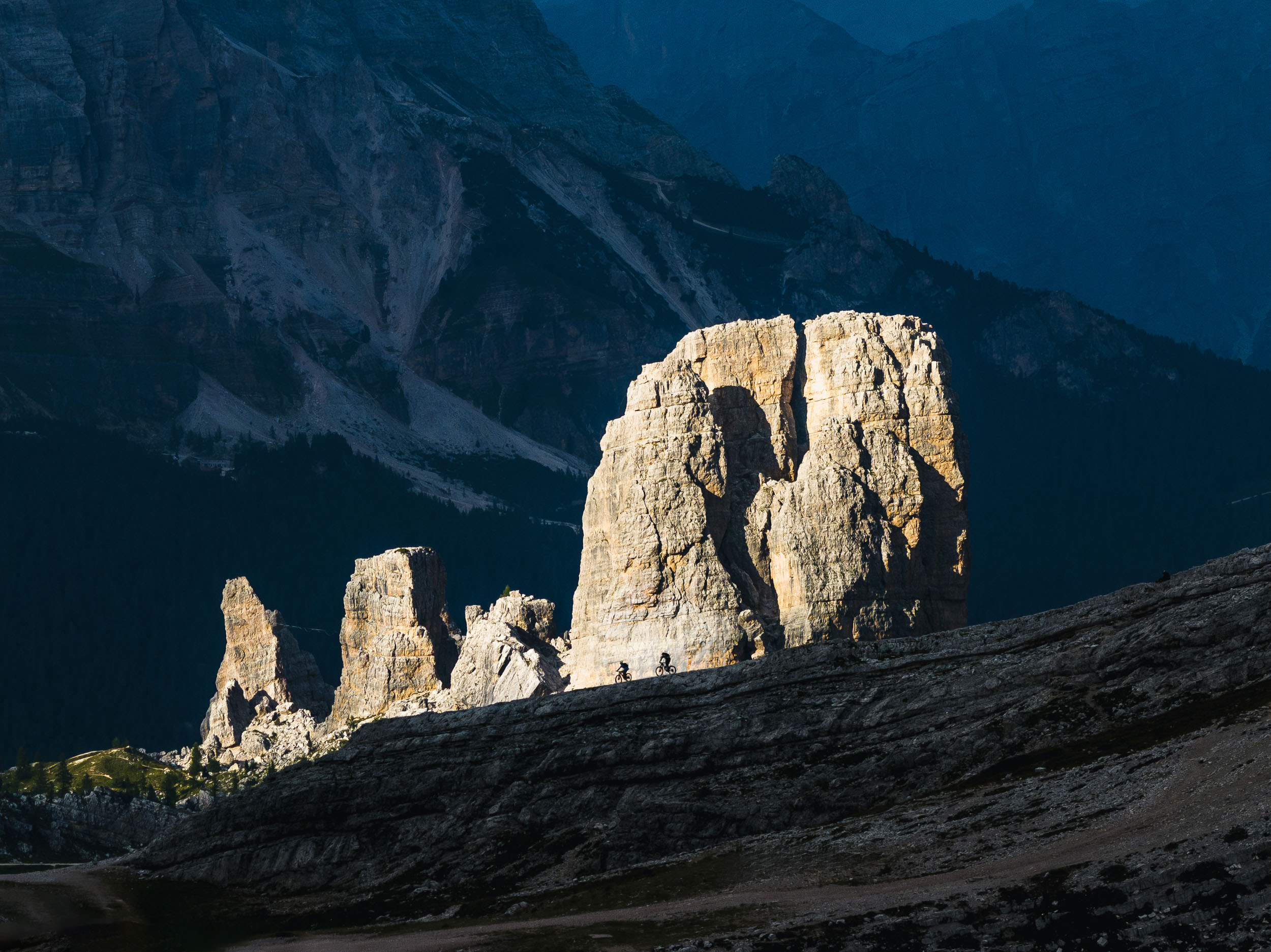 Zwei Mountainbiker vor den Cinque Torri im Sonnenuntergang
