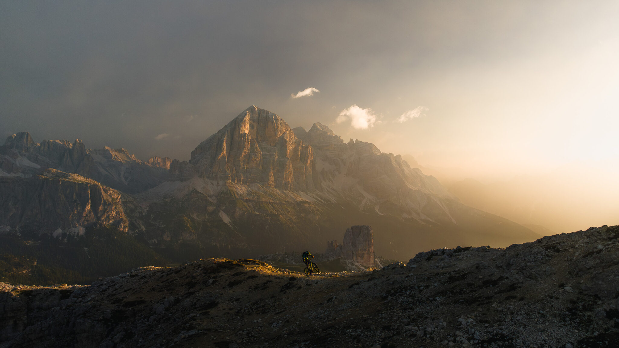 Mountainbiker bei Sonnenaufgang über Cortina d'Ampezzo.
